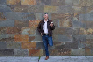 Duvarında cep telefonu olan son sınıf öğrencisi.