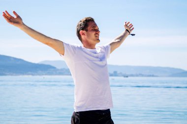 Mutlu ve kaygısız adam sahilde özgürlüğün tadını çıkarıyor.