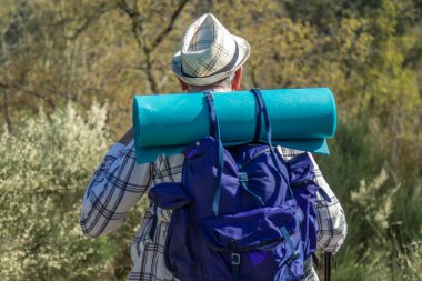 Sırt çantasıyla gezen adam.