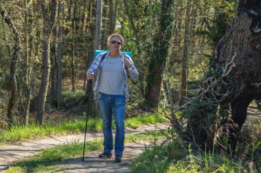 Sırt çantalı bir adam seyahatin ya da yürüyüşün tadını çıkarıyor.