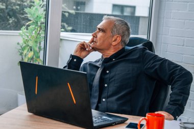 Ofisteki işadamı pencereden dışarı bakıyor.