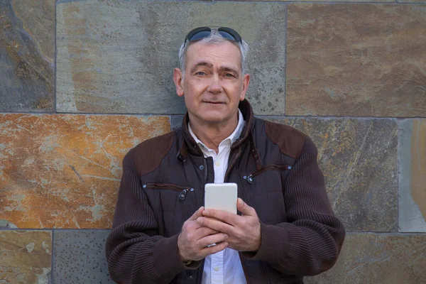 Duvarında cep telefonu olan son sınıf öğrencisi.