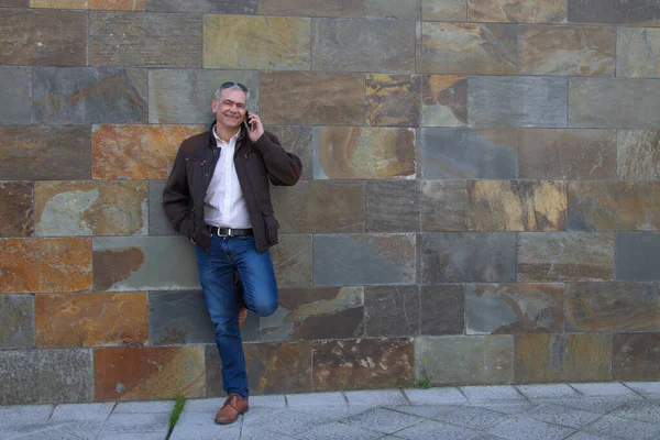 Duvarında cep telefonu olan son sınıf öğrencisi.