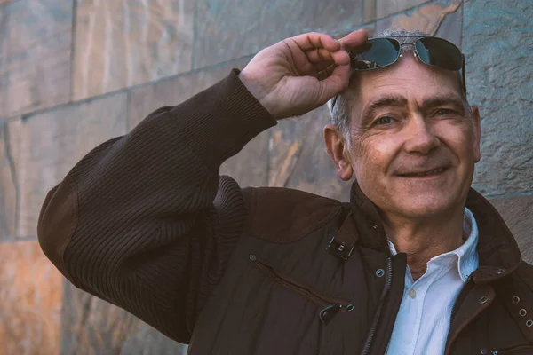 Duvardaki ceketli adamın portresi.