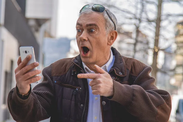 Homem Com Gesto Surpresa Olhando Para Telefone Celular Rua — Fotografia de Stock