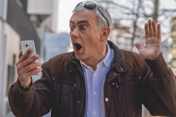 Homem Com Gesto Surpresa Olhando Para Telefone Celular Rua — Fotografia de Stock