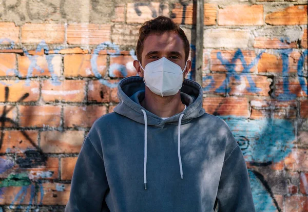 Kamu duvarında sağlık maskesi olan ve telif hakkı olmayan bir adam.