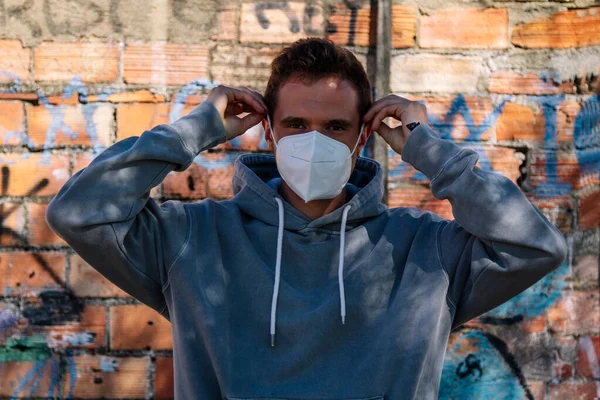 Mann Mit Medizinischer Maske Öffentlicher Wand Mit Graffiti Das Nicht — Stockfoto