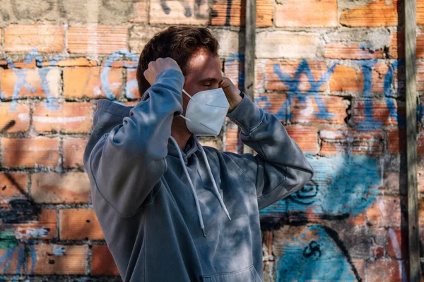 Mann Mit Medizinischer Maske Öffentlicher Wand Mit Graffiti Das Nicht — Stockfoto