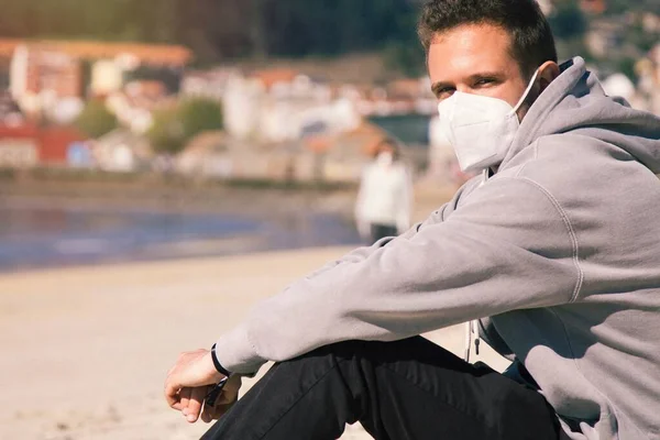 Mann Mit Medizinischer Maske Entspannt Strand Neuen Normalzustand — Stockfoto