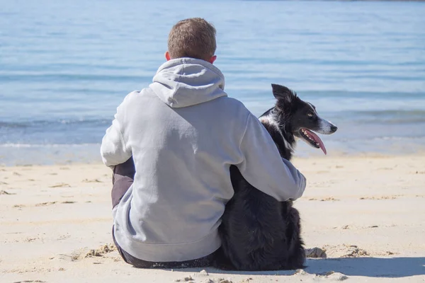 Porträt Eines Entspannten Jungen Mannes Mit Hund Strand — Stockfoto