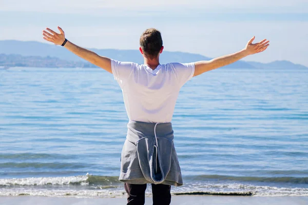 Mutlu ve kaygısız adam sahilde eğleniyor.