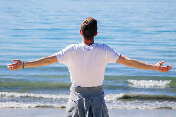 Mutlu ve kaygısız adam sahilde eğleniyor.