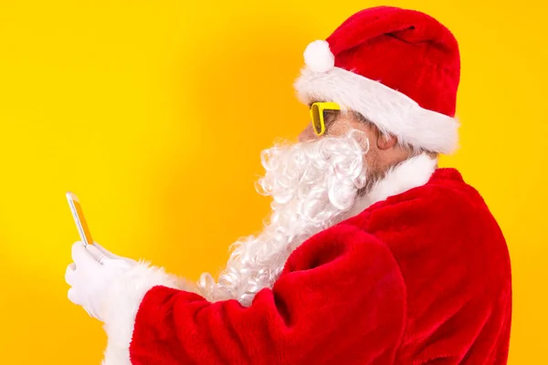 Weihnachtsmann Mit Handy Isoliert — Stockfoto
