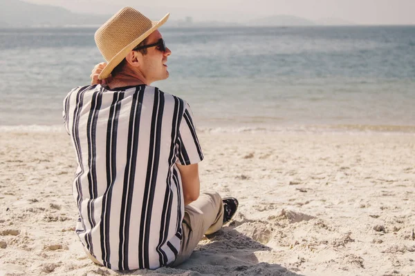 Relaxado Homem Sentado Areia Praia Olhando Para Mar — Fotografia de Stock