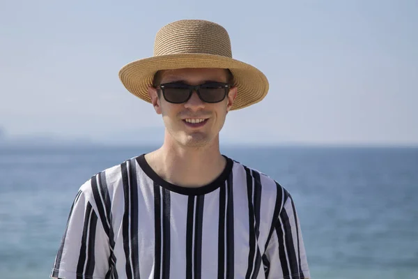 Πορτρέτο Του Χαμογελαστού Νέου Άνδρα Γυαλιά Ηλίου Στην Παραλία — Φωτογραφία Αρχείου