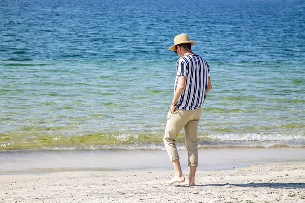 Młody Człowiek Spacerujący Wzdłuż Brzegu Plaży — Zdjęcie stockowe