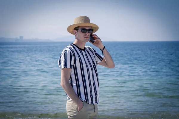 Ung Man Går Stranden Med Sin Mobiltelefon — Stockfoto