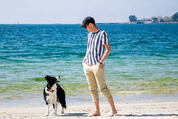 Uomo Che Cammina Con Suo Cane Sulla Spiaggia — Foto Stock