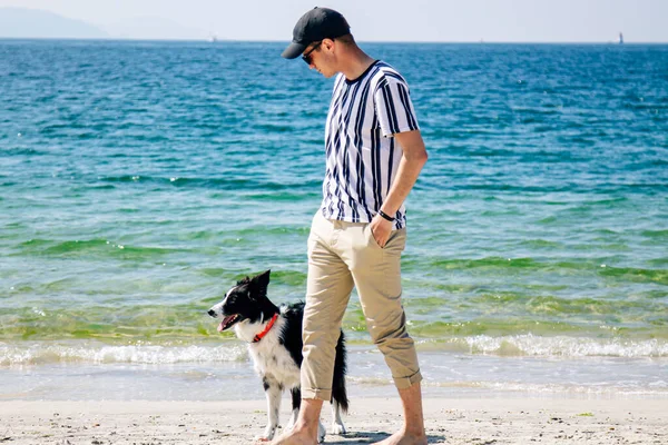 Uomo Che Cammina Con Suo Cane Sulla Spiaggia — Foto Stock