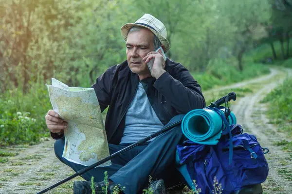 Turista Com Mochila Mapa Fazendo Uma Pausa Estrada Conversando Com — Fotografia de Stock