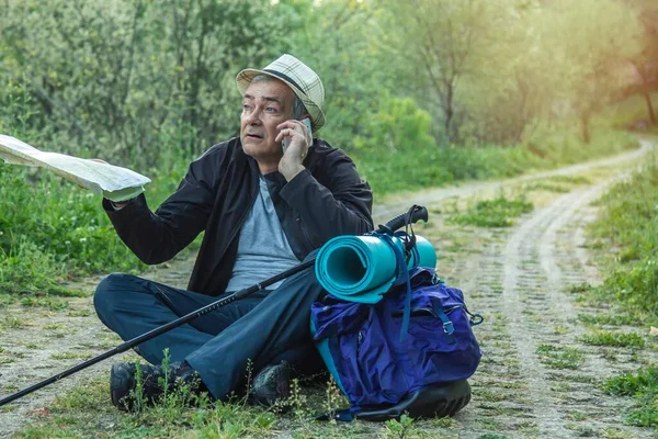 Turysta Plecakiem Mapą Robi Sobie Przerwę Podróży Rozmawia Przez Telefon — Zdjęcie stockowe