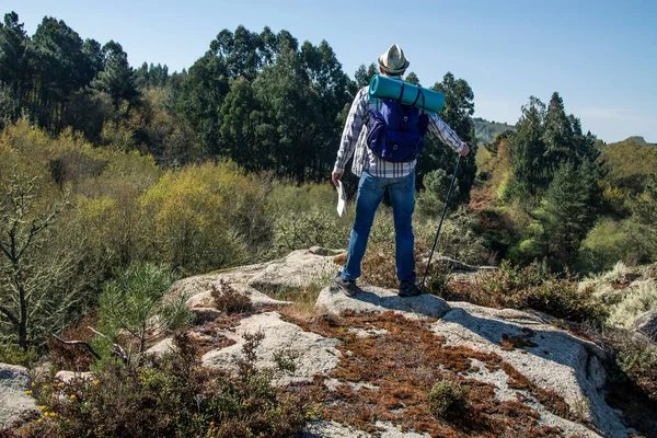 Montanhista Topo Colina Observando Monte — Fotografia de Stock