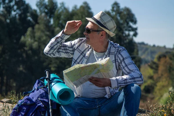 Montanhista Topo Colina Com Mapa Digitalizando Horizonte — Fotografia de Stock