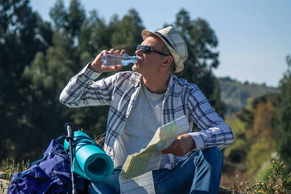 Путешествующий Человек Рюкзаком Делает Расслабляющий Перерыв Дороге Выпить — стоковое фото