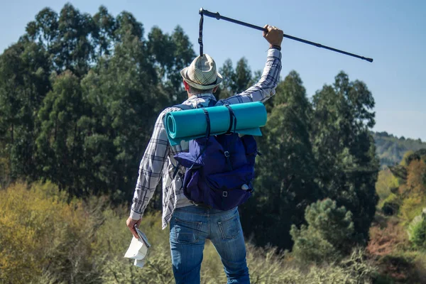 Alpinista Eufórico Atingindo Topo Montanha — Fotografia de Stock