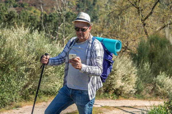 Viajando Homem Com Mochila Telefone Celular — Fotografia de Stock