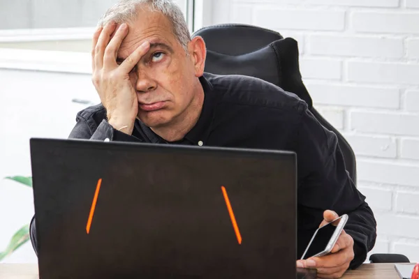 Hombre Estresado Abrumado Oficina Con Computadora Portátil Teléfono Móvil —  Fotos de Stock