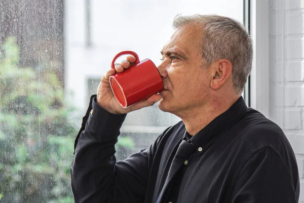 Hombre Adulto Tomando Una Taza Café Oficina Casa — Foto de Stock