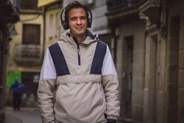 Χαμογελαστός Νεαρός Που Περπατάει Στους Δρόμους Ακουστικά Του — Φωτογραφία Αρχείου