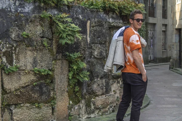 Νεαρός Άνδρας Τουρίστας Περπατώντας Στους Μνημειώδεις Δρόμους — Φωτογραφία Αρχείου