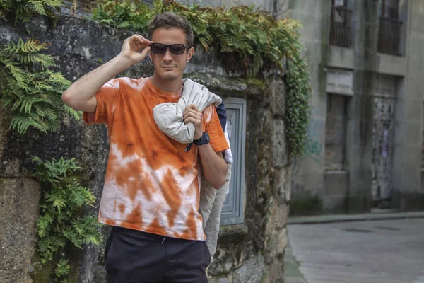 Jonge Man Toerist Wandelen Door Monumentale Straten — Stockfoto