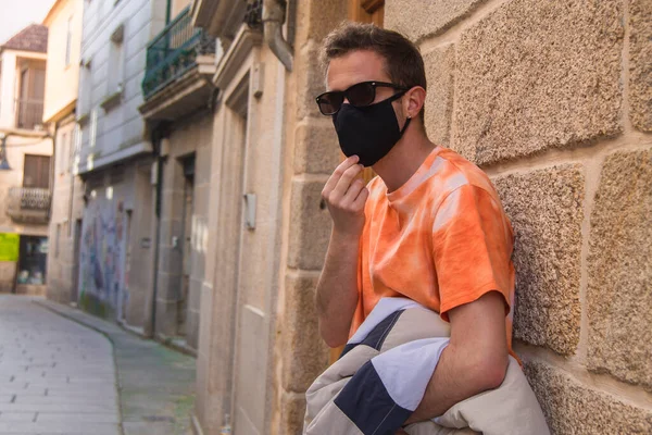 Junger Mann Mit Medizinischer Maske Auf Der Straße Der Neuen — Stockfoto