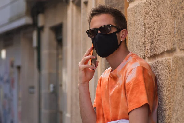 Junger Mann Mit Medizinischer Maske Mit Handy Der Neuen Normalität — Stockfoto