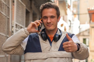 Kasabanın anıtsal bölgesinden cep telefonuyla gezen turist parmağıyla gayet iyi idare ediyor.