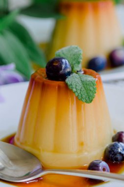 Karamelli ve yaban mersinli lezzetli turta.