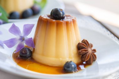 Beyaz tabakta yaban mersinli lezzetli turta. 