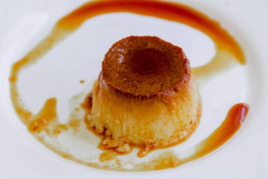 Beyaz tabakta yumurta ve karamel ile nefis bir turta.