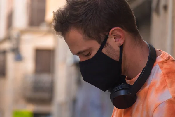 Mann Mit Medizinischer Maske Und Kopfhörer Der Neuen Normalität Durch — Stockfoto
