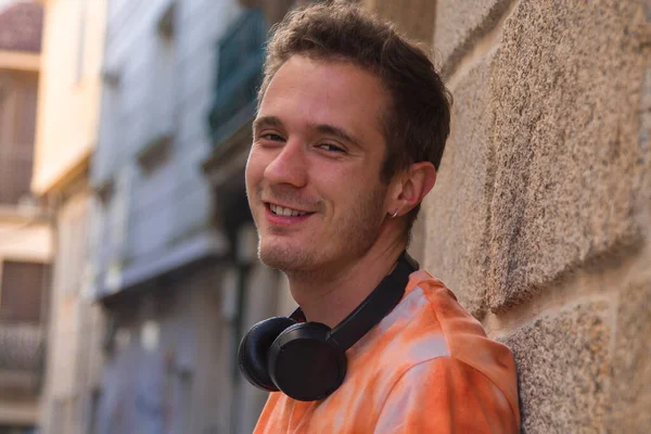 Retrato Joven Con Auriculares —  Fotos de Stock