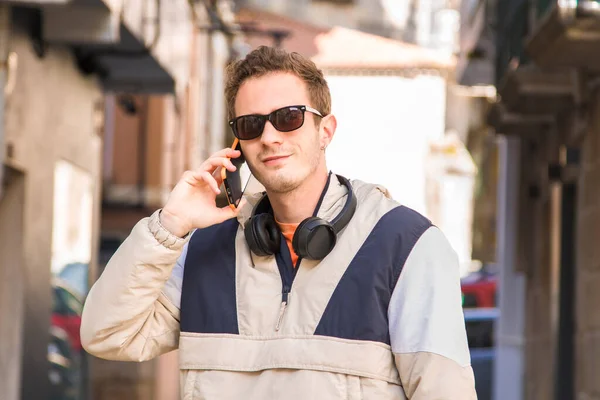 Молодий Чоловік Розмовляє Мобільним Телефоном Вулиці — стокове фото