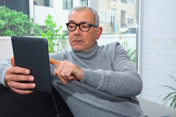 Hombre Sala Estar Usando Tableta Digital Libro Electrónico — Foto de Stock