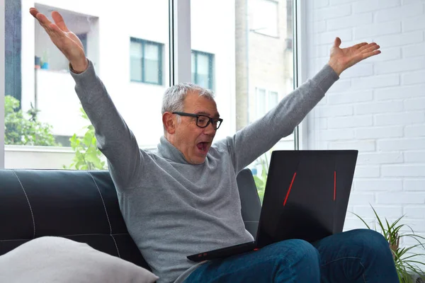 Homem Levantando Armas Sucesso Sinal Vitorioso Frente Laptop — Fotografia de Stock