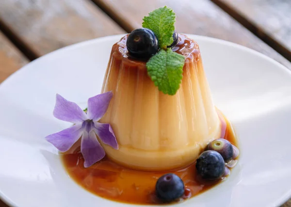 Delicious Flan Blueberries White Plate Wood — Foto Stock