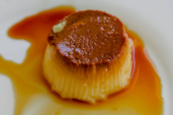 Läcker Flan Med Karamell Isolerad — Stockfoto