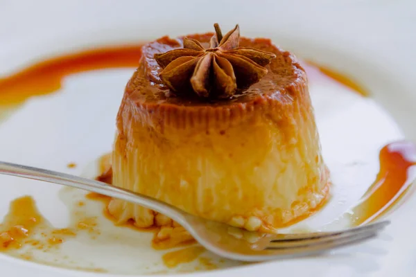 Deliciosa Crema Huevo Con Caramelo Plato Blanco —  Fotos de Stock